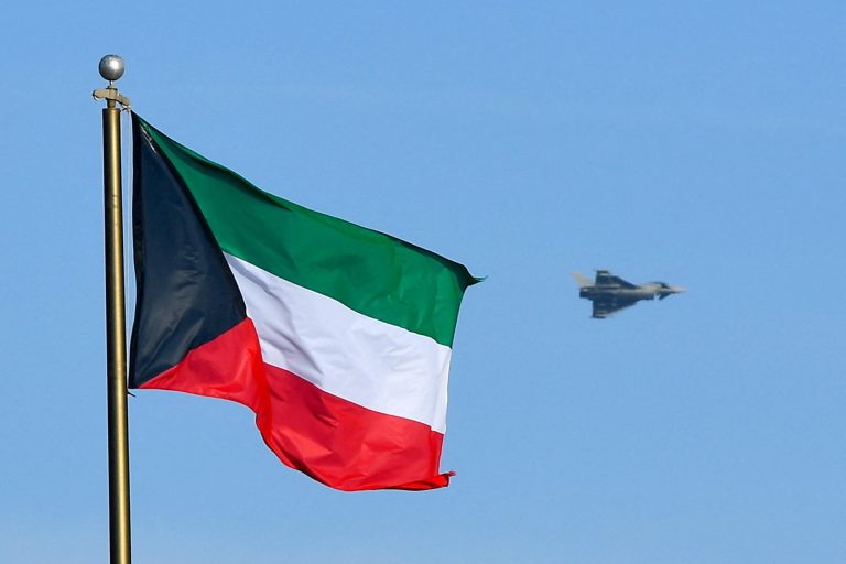 الكويت تعترض 6 صواريخ و33 مسيرة وإصابة 4 عسكريين في هجوم جديد