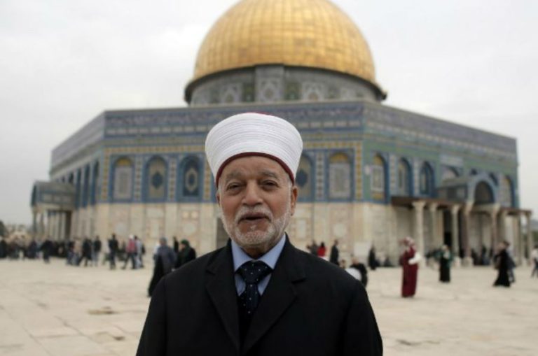 إسرائيل تعتقل مفتي القدس بعد خطبة الجمعة وتبعده عن الأقصى