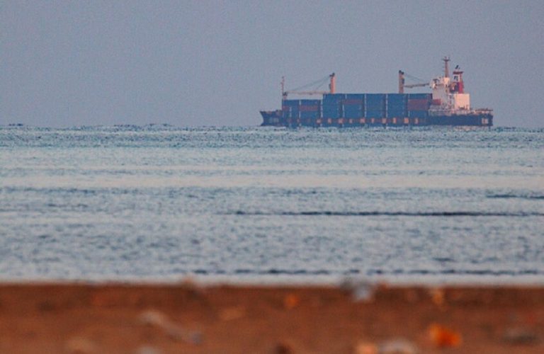 حركة “أنصار الله” تهدد بإغلاق باب المندب