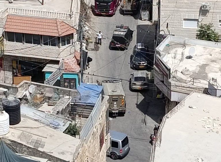 الاحتلال يقتحم بلدة عناتا وتداهم منازل فلسطينيين شمالي القدس