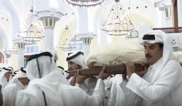 أمير قطر يحمل جثمان «الأمير الوالد» حمد بن خليفة خلال مراسم تشييعه بالدوحة