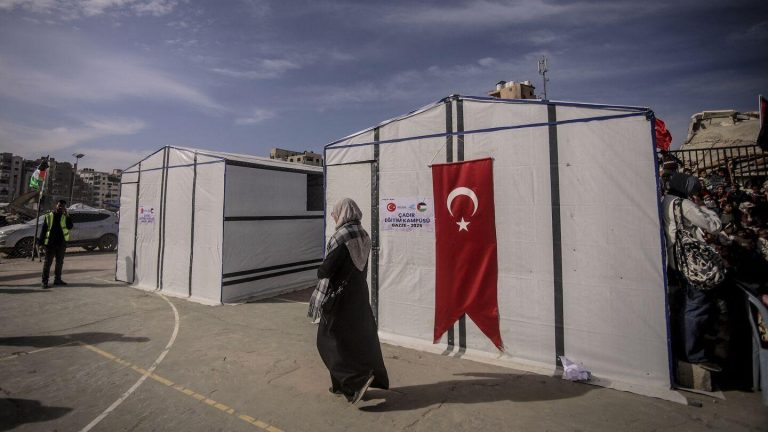 مشروع تركي سوري يفتتح أول مدرسة خشبية في غزة لدعم التعليم وسط الدمار