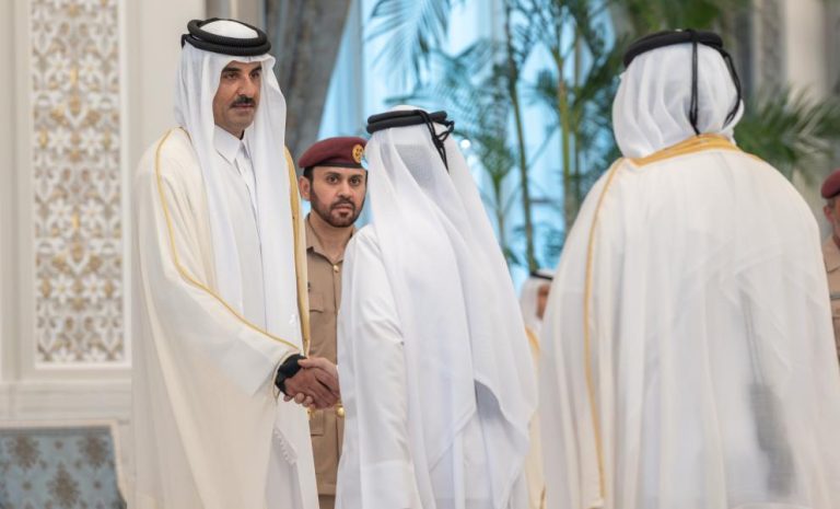 أمير قطر يستقبل المعزين في وفاة الأمير الوالد
