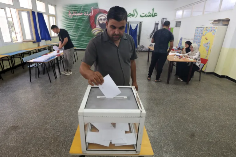 زلزال العزوف في الجزائر.. مراكز اقتراع خالية ونسبة مشاركة تهبط إلى 20.79%