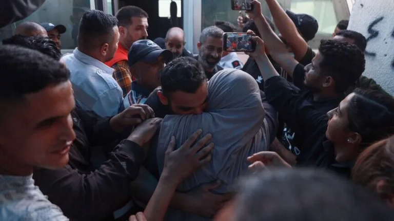 عن قصة حمادة البنا: كيف تحول العزاء إلى احتفال بالحياة في غزة