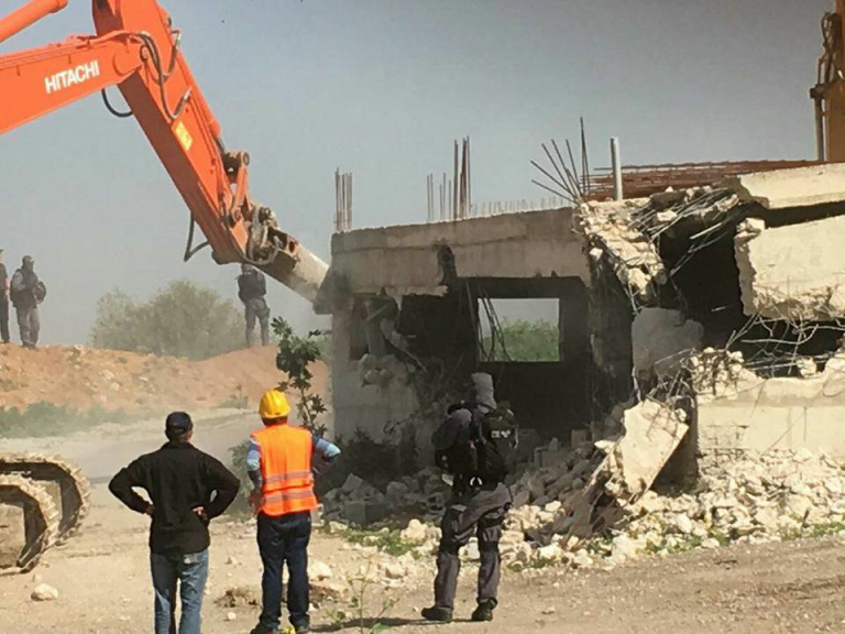 جرافات الاحتلال الإسرائيلي تقتلع الوجود الفلسطيني في الضفة الغربية والقدس المحتلة