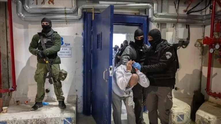 تجاوزات جيش الاحتلال الإسرائيلي ضد الأسرى الفلسطينيين توثق جرائم حرب دولية