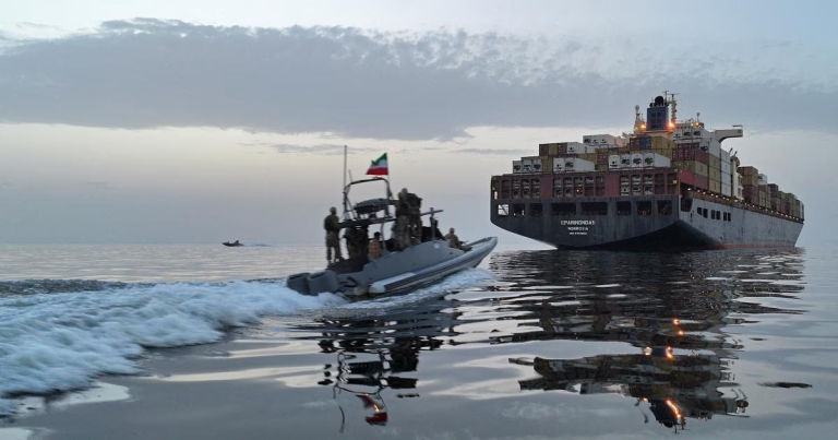 تصعيد عسكري في هرمز: الحرس الثوري يوقف 4 سفن وانفجار ناقلتي نفط