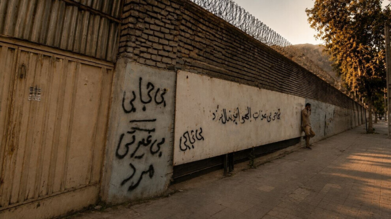 جدار الحجاب في إيران: كيف يوظف النظام أجساد النساء لإخفاء كوارث الفقر؟