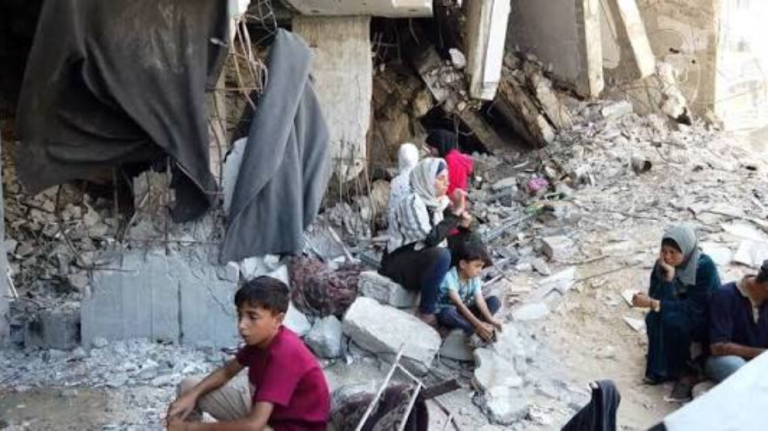 قصف يستهدف الخيام وحصار يلتهم الأرواح: غزة تحت مقصلة الانتهاكات الإنسانية