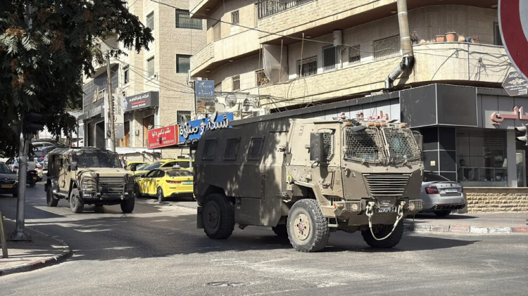 إسرائيل تعتقل 37 فلسطينيا بينهم نساء وأسرى محررون خلال مداهمات واسعة بالضفة الغربية