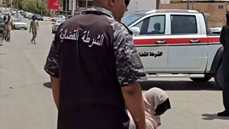 جلد امرأةٍ علنا بمدينةِ سبها يفجر جدلا حقوقيا ومجتمعياً واسعا في ليبيا