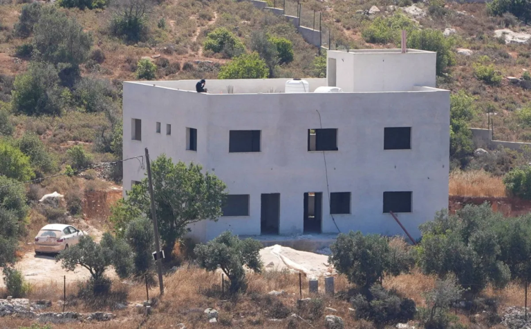 مستوطنون يحولون منزل عائلة فلسطينية لبؤرة استيطانية جديدة بالضفة الغربية