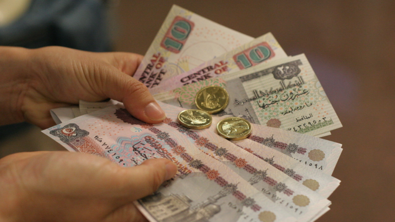 من الضرائب إلى تآكل الرواتب.. كيف تتسع الفجوة بين دخل المصريين وتكلفة معيشتهم؟