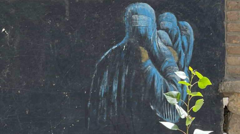 بالفرشاة والألوان… شابة أفغانية تتحدى طالبان وتجسد نضال النساء بالرسم الجداري