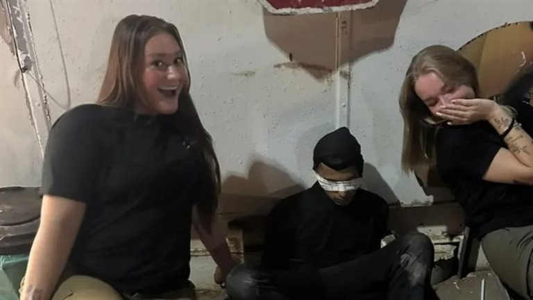 مجندة إسرائيلية تثير موجة غضب بعد نشر صورة استفزازية مع أسير فلسطيني
