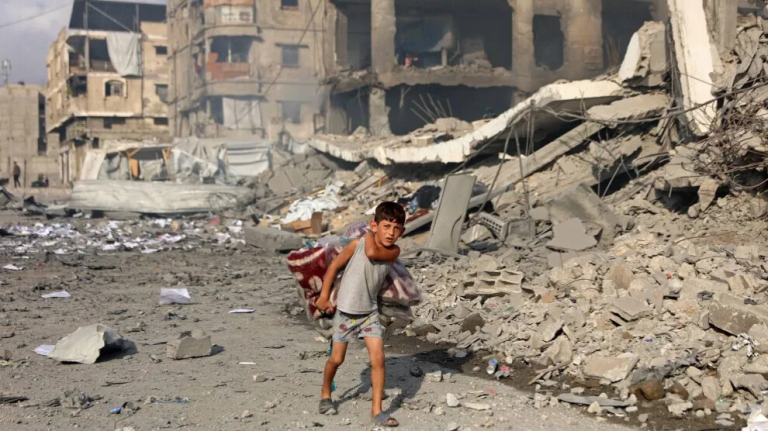 مقتل ثلاثة فلسطينيين بينهم طفلان بغارات إسرائيلية جديدة على قطاع غزة