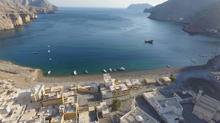 حريق غامض بسفينة قرب سواحل عُمان يرفع مخاطر الملاحة في مضيق هرمز