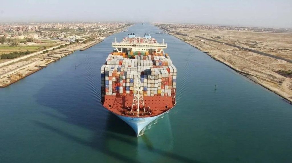 قناة السويس تستعيد زخمها مع عودة تدريجية لحركة الشحن بعد اضطرابات البحر الأحمر