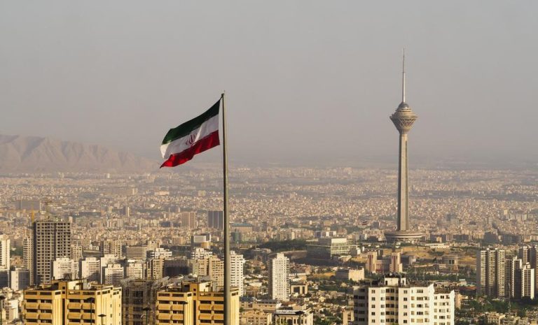 رويترز: مفاوضون قطريون في إيران لاحتواء التصعيد