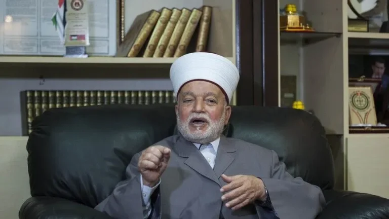 إسرائيل تعتقل مفتي القدس وتبعده عن المسجد الأقصى لمدة أسبوع