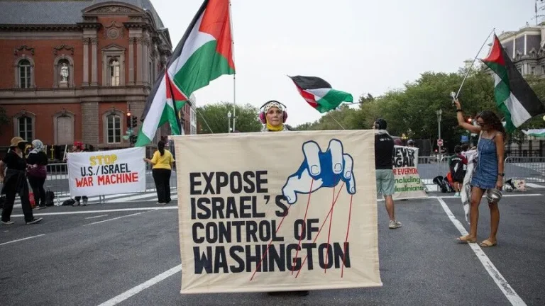 تظاهرة مؤيدة لفلسطين قرب البيت الأبيض احتجاجًا على زيارة نتنياهو لواشنطن