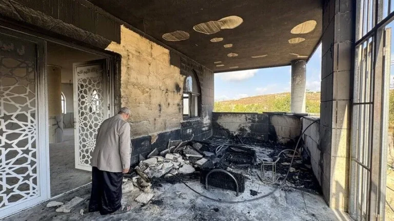 حماس تدين إحراق مسجدين في نابلس وطولكرم وتطالب بمحاسبة المستوطنين
