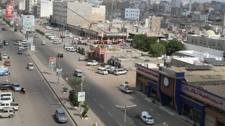 اليمنيون يواجهون حر الصيف بقوالب الثلج وسط أزمة مياه وكهرباء متفاقمة