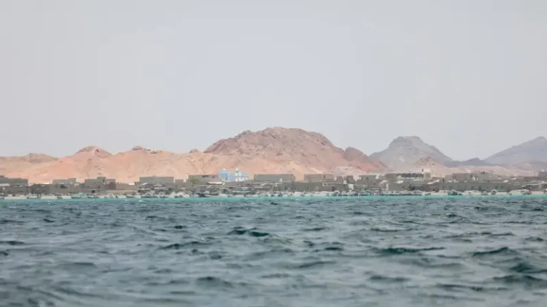 تهديدات الحوثيين لباب المندب تضغط على السعودية وسط تصاعد الحرب مع إيران