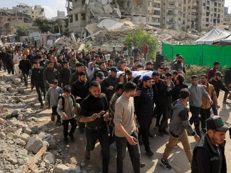 7 قتلى و22 مصابًا في غارة إسرائيلية استهدفت جنازة وسط قطاع غزة