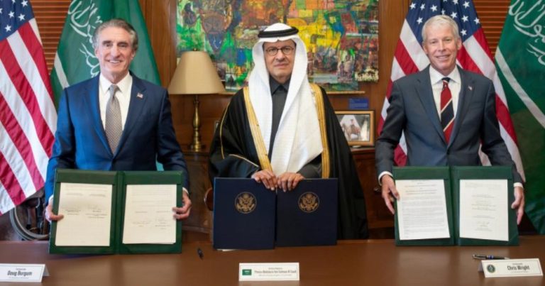 السعودية والولايات المتحدة توقّعان اتفاقًا تاريخيًا للتعاون في الطاقة النووية السلمية