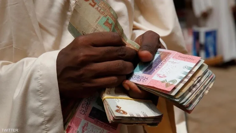 السودان يواجه انهيارًا اقتصاديًا حادًا.. الدولار يتجاوز 6 آلاف جنيه والذهب فوق 700 ألف