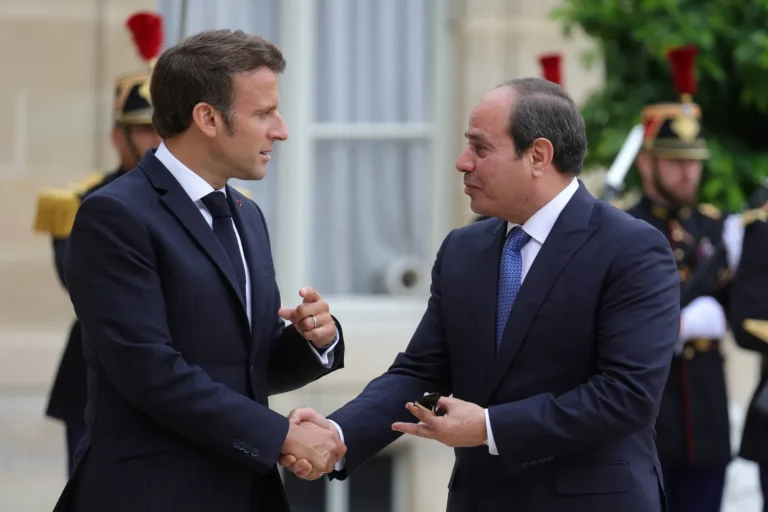 السيسي يؤكد لماكرون تضامن مصر مع فرنسا في مواجهة الحرائق