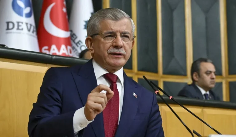 أحمد داود أوغلو يحل حزب «المستقبل» بعد مشاورات مع الهيئة الحزبية
