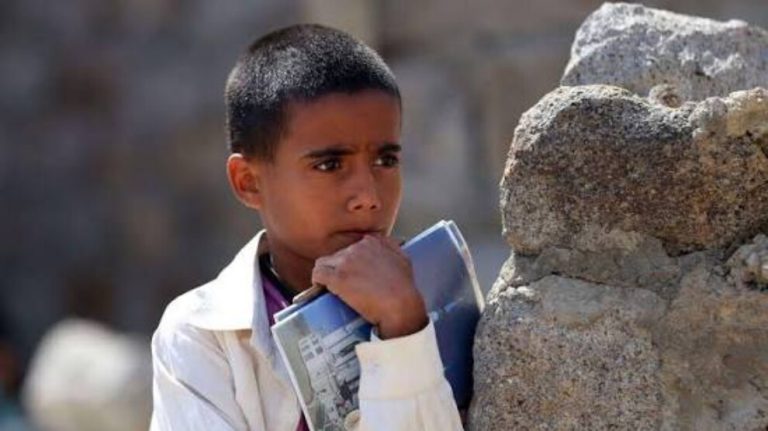 كارثة تعليمية في اليمن: منظمة رعاية الأطفال تحذر من خروج ثلثي الأطفال عن مقاعد الدراسة