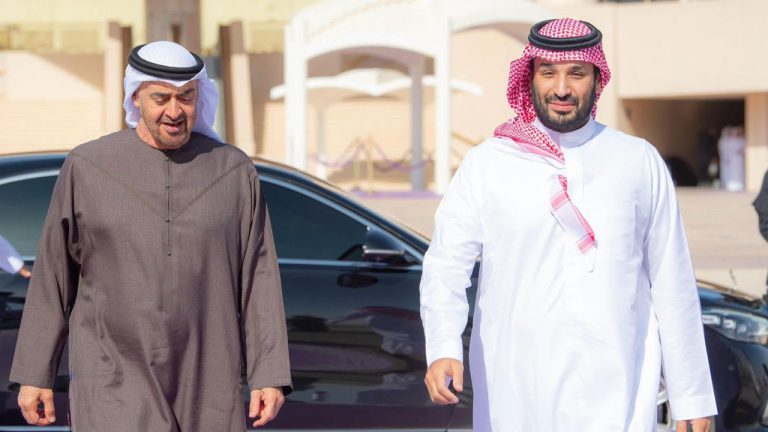 السعودية تشدد الرقابة على التحويلات المصرفية إلى الإمارات