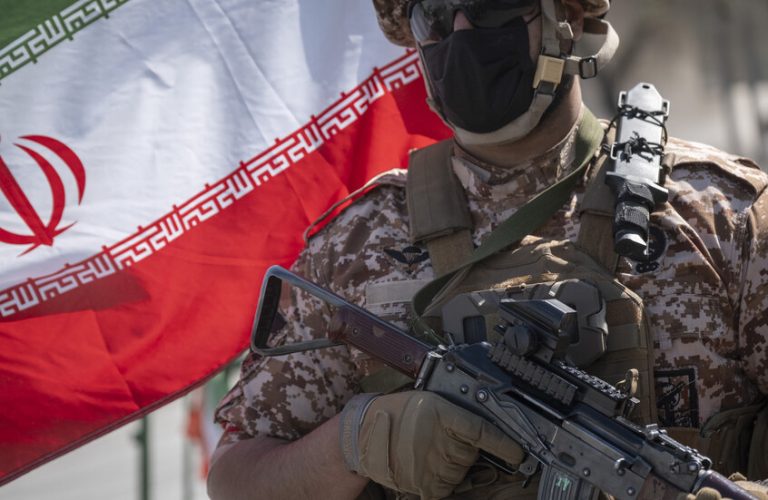 الحرس الثوري يحذر قطر بشأن احتحاز 3 طيارين إيرانيين