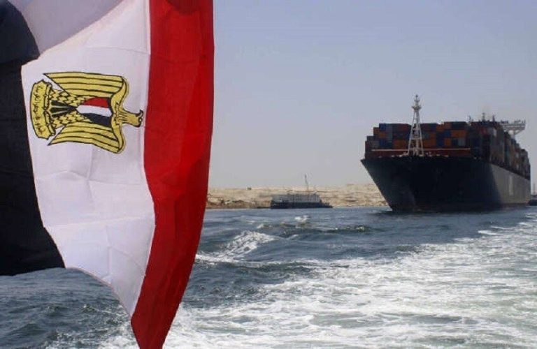 رجل أعمال مصري يثير الجدل بعد طرحه مقايضة قناة السويس مقابل الديون