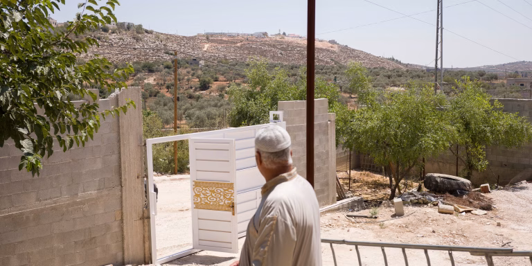لوموند: حفنة من المستوطنين «تهين» الجيش الإسرائيلي.. وهاكابي يصف ما يجري بـ«الإرهاب اليهودي»