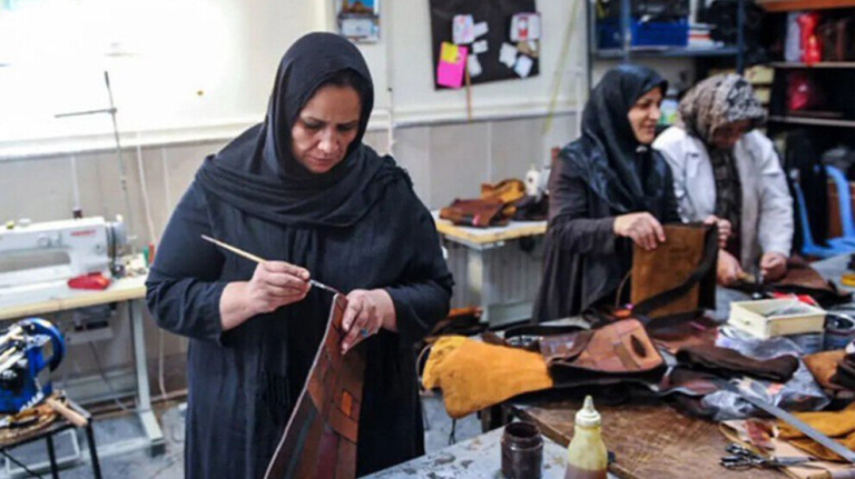 تراجع مشاركة النساء في سوق العمل الإيراني وتأنيث الفقر يهدد الملايين