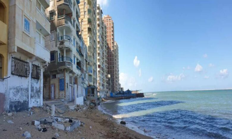 خلاف حاد بين وزير الري وعصام حجي حول تهديدات غرق الإسكندرية