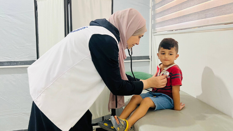 فرق طبية بغزة تقدم الرعاية المنزلية للمرضى والجرحى لتخفيف العبء عن المشافي