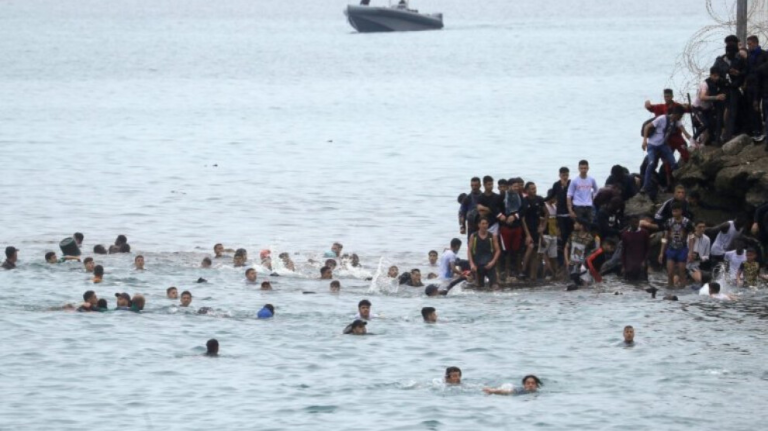 ارتفاع ضحايا العبور لسبتة إلى 61 قتيلا وسط موجة نزوح غير مسبوقة