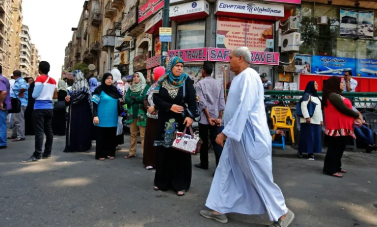 وردية أرقام صندوق النقد تصطدم بمرارة الواقع في جيوب المصريين