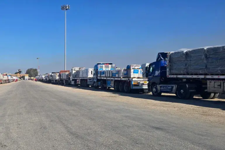 60 % من الشاحنات للشركات: المساعدات تسرق من أفواه جياع غزة