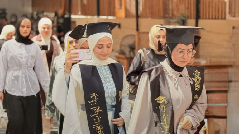 طالبات غزة يتحدين الدمار ويحققن التفوق الدراسي بأعلى المعدلات