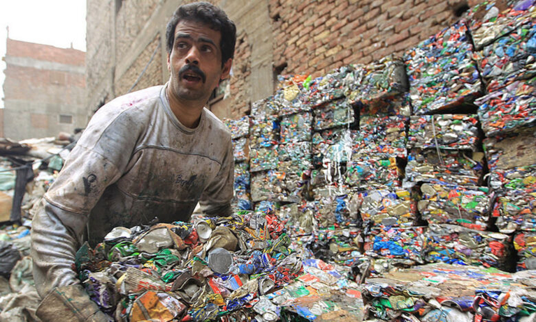 “حرب الكانز”: مشروع تدوير جديد يهدد أرزاق آلاف الأسر الفقيرة