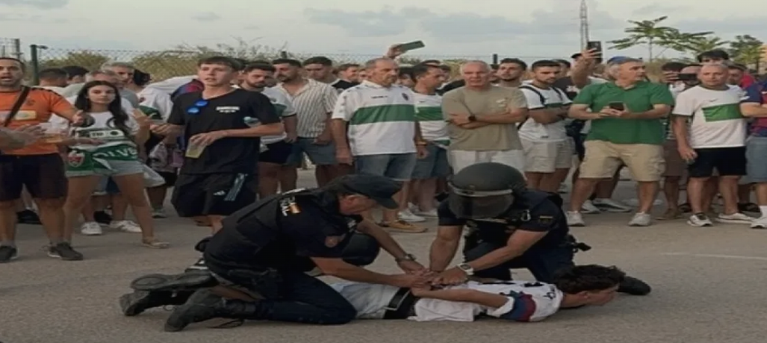 اعتداءات واعتقالات ومصادرة للأعلام.. عنف الشرطة الإسبانية ضد جماهير برشلونة يشعل غضب الإدارة