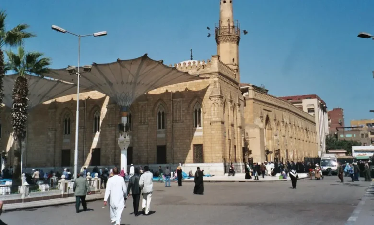 بسبب زحام المولد النبوي.. حظر دخول الأفواج السياحية لـ «الحسين وخان الخليلي»