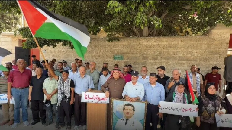 وقفة غاضبة أمام الصليب الأحمر للمطالبة بإنقاذ الأسرى الصحفيين